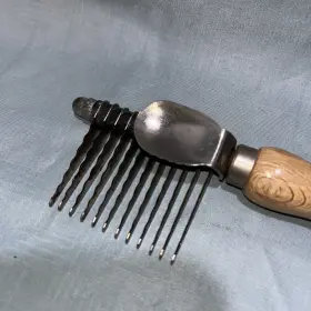 926-56 BERDINA Comb Wood Handle Thumb Rest Matting Tool
