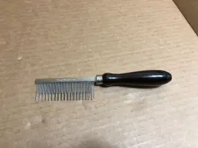 GC138 FOUR PAWS Comb Wooden Handle Pets